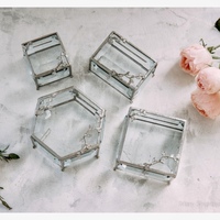 Boîte de rangement de bijoux en verre biseauté plaqué nickel argent moderne Design floral forme hexagonale mallette de rangement d'accessoires en métal précieux