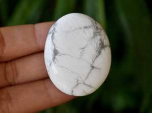 Vente en gros Howlite Worry Stone Naturel Véritable Cristal Blanc Gemme Énergie Soulagement Du Stress Poche Paume Pouce Pierres Forme Ovale - Product Image 2