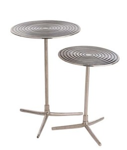 Table d'appoint ronde en métal avec texture martelée et finition antique pour la décoration de pièces d'inspiration éclectique ou bohème - Product Image 5