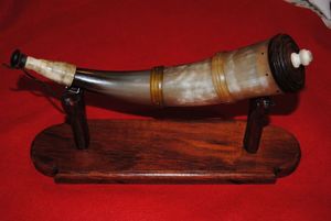 Tasse en céramique artisanale de corne à boire Viking pour hydromel et bière pour les fêtes de Noël et les acclamations des fêtes - Product Image 5