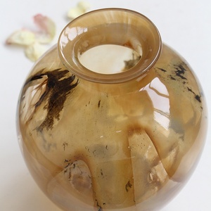 Jarrón de Vidrio Soplado a Mano Bixuan, Color Ámbar Marmoleado, Tonos Cálidos y Terrosos, Remolinos Ahumados, Silueta Redondeada Contemporánea, Jarrón Floral - Product Image 5