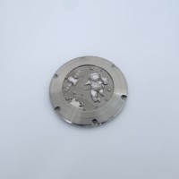 Montre multifonction esthétique de 38 mm en acier inoxydable 304/316, légère, faite à la main, avec fond gravé en relief et finition estampée