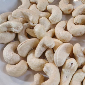 Vente en gros en vrac Noix de cajou SANTIGO Noix de cajou WW240 Service de noix de Kaju Badam 24/7 - Product Image 1