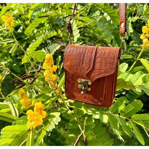 Bolso de Mano de Cuero 100% Genuino, Precio de Fábrica en Línea, Cierre de Cremallera, MOQ Bajo, Correa Individual, Impermeable, 3L+ - Product Image 1