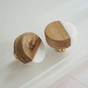 Boutons de meuble en résine de bois décoratifs faits à la main pour cuisines de luxe, accessoires de mobilier uniques, design d'intérieur moderne haut de gamme - Product Image 2