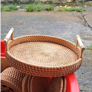 Plateau de service en rotin rond en bambou à la main Plateaux ottomans tissés décoratifs avec poignées pour table basse Vie écologique naturelle - Product Image 4