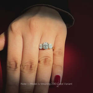 Bague à trois pierres en moissanite taille ovale, or 9 carats, élégante et stylée - Product Image 2