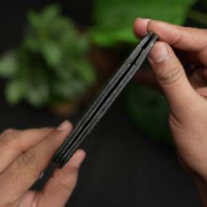 ไม่ใช่. กระเป๋าสตางค์ทรงสลิม 79 สีดำ ลายจระเข้ - Product Image 2