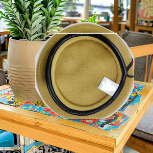 Chapeau béret en laine unisexe de bonne qualité Style extérieur personnalisé en gros couvre-chef pour adulte pour usage formel pour SAUDI GOVT RTS - Product Image 1