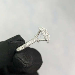 Bague de fiançailles halo en diamant de laboratoire certifié IGI 5,60 carats, taille coussin carrée, couleur D-E-F, clarté VVS - Product Image 5