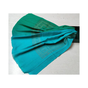 Estola con borde de cristal Ombre de lana fina exclusiva de última calidad disponible a un precio asequible - Product Image 2