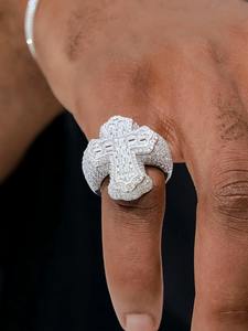 Anillo de joyería de plata Hip Hop de la mejor calidad con Baguette y Diamante cruzado de campeón de moissanita de corte redondo para fiesta y Aniversario - Product Image 4