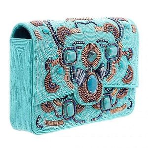 Portefeuille artisanal en perles de rocaille avec motif floral brodé, léger et de forme carrée - Product Image 1
