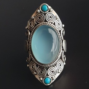 Bague en calcédoine bleue faite à la main en pierre précieuse de coupe ovale naturelle réglage de lunette cadeau de mariage élégant pour elle pour la Saint-Valentin - Product Image 1