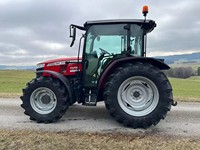 Tracteur diesel Massey Ferguson M 4708 à usage agricole, couleur rouge, pneus larges
