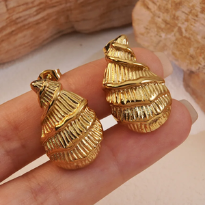 ต่างหูสแตนเลส304ทอง18K สไตล์ชายหาดที่เรียบง่ายทรงหอยสังข์ชุบที่ทันสมัย1คู่ - Product Image 2