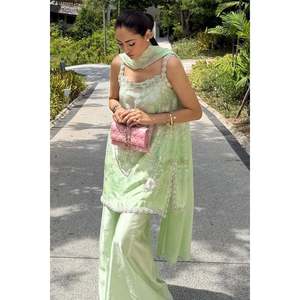 Ensemble chemise en satin sans bretelles et dupatta pour le printemps/été - Product Image 2
