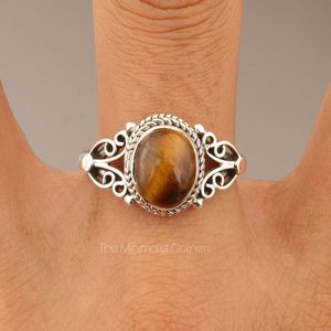 Bague personnalisée en argent 925 avec pierre œil de tigre taille ovale, style bohème gothique, sertissage clos, certifiée par un tiers, plaquée rhodium - Product Image 2