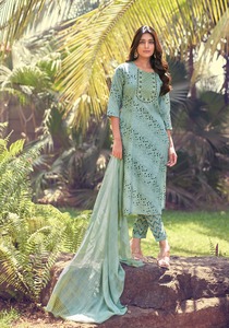 Ensemble Kurti prêt-à-porter en tissu imprimé avec broderie fantaisie et dupatta à franges pour vente en ligne - Product Image 3