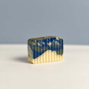 Savon Solide Fait Main « Baiser de Minuit » 100g – Antiseptique, Hydratant, Parfumé Fraise, Miel, Papaye - Product Image 2