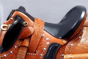 Selle en cuir ADEEFA pour cheval australien, avec sculpture et outillage, avec sac, toutes tailles. Accessoire d'équitation Arbre en bois. - Product Image 3