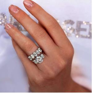 Anillo de compromiso de tres piedras con diamantes cultivados en laboratorio de corte ovalado, engastados en oro macizo y realzados con baño de rodio para un acabado brillante. - Product Image 4