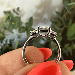 Bague de fiançailles en diamant de laboratoire de taille émeraude de luxe cadeau de mariage de mariée de créateur de bijoux fins pour les femmes - Product Image 2