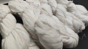 ริบบิ้นผ้าไหมชีฟองสีขาวรีไซเคิล ทำจากเส้นใยธรรมชาติ เป็นมิตรกับสิ่งแวดล้อม เหมาะสำหรับงานถักไหมพรม ทำเครื่องประดับ งานศิลปะจากเส้นใย และงานทอผ้า - Product Image 6