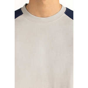 เสื้อยืดคอตตอน 100% รุ่น Relax Fit MN-TS-SS26-008-A ผ้าเจอร์ซีย์อัดแน่น น้ำหนัก 300 กรัม ลายเรียบ แขนเสื้อแบบแร็กแลน แต่งขอบตัดสี - Product Image 2