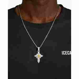 จี้รูปกางเขนประดับโมอิสซาไนต์ทรงปรินเซสคัท ทอง 14K ดีไซน์หรูหราสง่างาม - Product Image 2