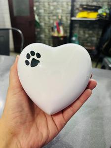 โลงศพสัตว์เลี้ยงขายดีจากอินเดีย โถเผาศพสัตว์เลี้ยง และโถโลหะสำหรับเก็บอัฐิสัตว์เลี้ยง แมว สุนัข โถรักุสำหรับเก็บอัฐิสัตว์เลี้ยง พร้อมรอยเท้าสีทอง - Product Image 2