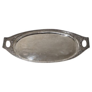 Plat de service rond en aluminium vintage avec des poignées à motifs de feuilles ornées pour la décoration de la maison, les hôtels, les mariages, les événements, en vente - Product Image 2