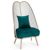 Fauteuil à bascule moderne d'extérieur haut de gamme en laiton doré avec couvercle en acrylique, fait main, à 4 pieds, design en filet, pour hôtels