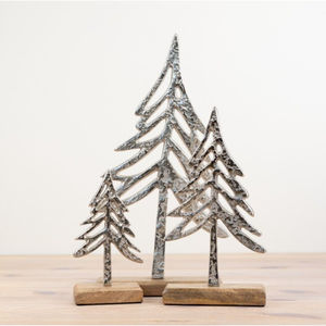 Escultura de árbol de Navidad de aluminio plateado de alta calidad con base de madera adorno de mesa festivo niquelado para Navidad - Product Image 1