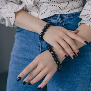 Pulsera Shungite con 16 cuentas pulidas cúbicas caídas de 0,47 pulgadas (12mm) en banda elástica, tamaño 16-17 - Product Image 4