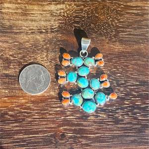 Pendentif artisanal en turquoise de Kingman et argent sterling, motif figue de Barbarie et coquille d'ormeau, serti clos - Product Image 3