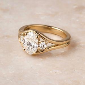 8x10mm ovale coupe blanc CZ trois pierres bague de fiançailles avec des pierres latérales rondes or tige fendue bande bijoux de mariage de mariée - Product Image 3