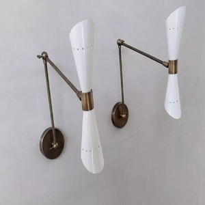 Aplique de pared vintage moderno de mediados de siglo, accesorios de iluminación, lámpara LED para sala de estar, par de regalos de latón - Product Image 1