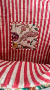 Bolso de mano Multicolor Reversible de algodón acolchado, estampado a mano, ecológico, sostenible, para compras, playa, fin de semana, abierto - Product Image 6