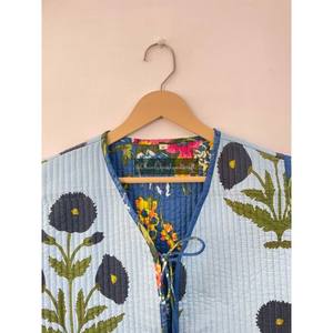 Vente en gros de manteau d'hiver réversible fait à la main en coton avec dentelle à imprimé floral matelassé sans manches style hipster gilet pour femmes - Product Image 2