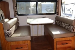 Autocaravana Usada en Excelentes Condiciones, J-A-Y-C-O G-R-E-Y RV 31DS, Modelo 2017, Alto Rendimiento, 36 pies de Largo, 2000 kg de Carga Útil, Color Oscuro, en Venta - Product Image 2