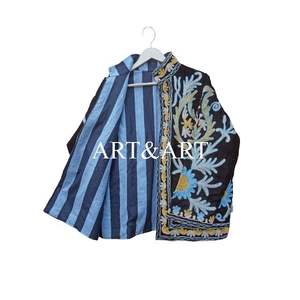 Chaqueta Acolchada Suzani Bordada a Mano de Terciopelo, Diseño Floral, 100% Algodón Tejido, Ecológica, para Otoño e Invierno - Product Image 4