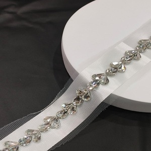 Tela de encaje de plata con adorno de piedra de cristal de diamante elegante hecho a mano con adorno de piedra de cristal decorativo - Product Image 2