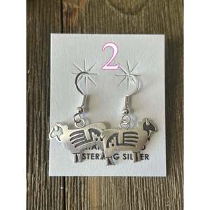 Pendientes Colgantes Navajo de Plata de Ley con Acentos de Perlas de Concha y Diamantes - Product Image 3