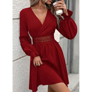 Robe courte en crêpe importée pour femme, à manches longues, col double boutonnage, avec détails en dentelle et fermeture éclair, 29350 - Rouge - Product Image 4