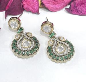 Pendientes de Diseño de Alta Calidad con Acabado Dorado, Estilo Tradicional con Piedras, Colección para Bodas, para Mujer - Product Image 2