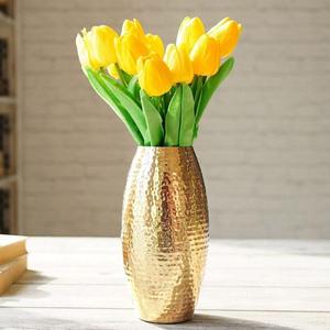 Lujoso jarrón de mesa dorado en metal con diseño martillado, perfecto para decoración del hogar y elegantes exhibiciones florales - Product Image 6