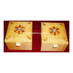 Bordado Zari con trabajo de cuentas hermoso diseño tela dorada cajas de joyería de forma cuadrada para propósito de regalo de boda y negocios - Product Image 1