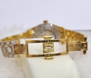 Reloj de Pulsera Analógico con Diamantes Moissanite en Oro Amarillo, Reloj con Movimiento Moissanite - Product Image 4