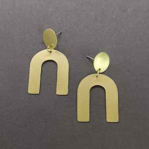 Pendientes de Latón de Lujo Hechos a Mano con Diseños Tradicionales Modernos - Joyería India Chapada en Oro - Venta al por Mayor - Product Image 1